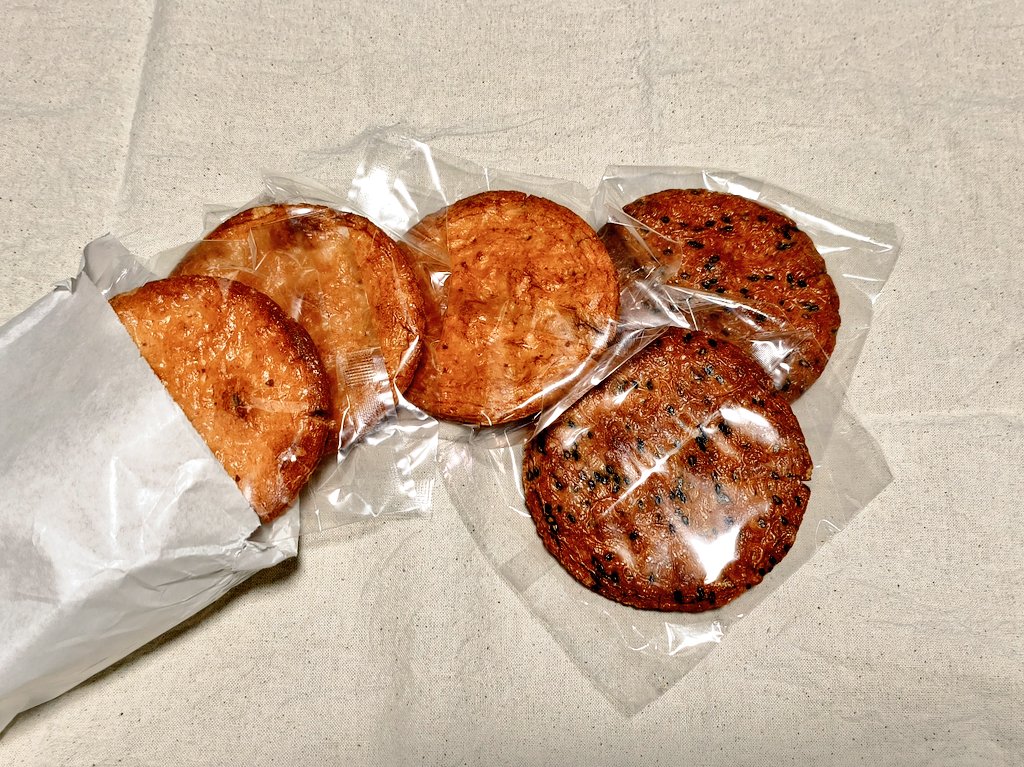 京成線海神駅前のかっこいい煎餅屋さんで堅焼きを購入

商品は少なくギリギリ営業してる感じだったが煎餅はガチ
こりゃうまい