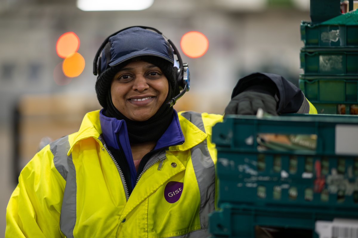 This isn’t just any job. This is an M&amp;S Warehouse Operative job (with Gist).

Plus if you join us before the 1st December, you may also receive an additional Peak bonus of up to £1000, just in time for the festive season!

📍 Apply now: f.urlh.it/1758534231vvha…