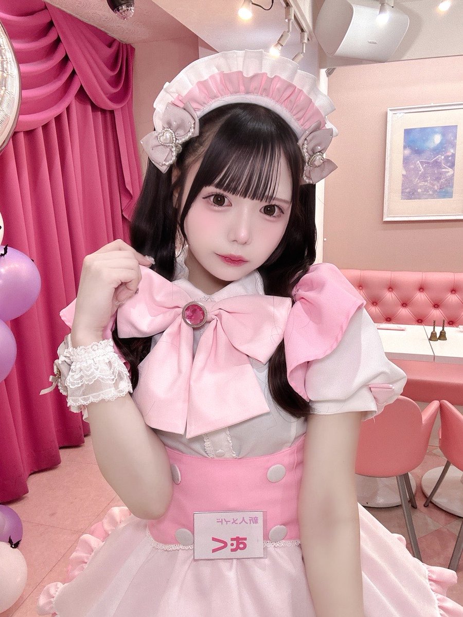 むくちゃんお給仕中です🎀 7階のバーガー屋さんです🍔