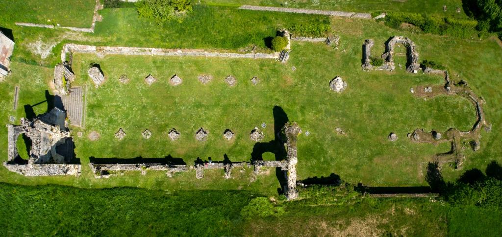 AbbayeNormandie's tweet image. Abbaye de Saint-Evroult #Orne fondée au VIIe. Renaissance au XIe avec la venue de moines du Bec. Centre intellectuel, artistique, son scriptorium fut un ds plus fameux de Normandie. Reconstruction au XIIIe dont les ruines actuelles sont le témoignage
📷1/4:M.Dehaye, 3:JChancerel