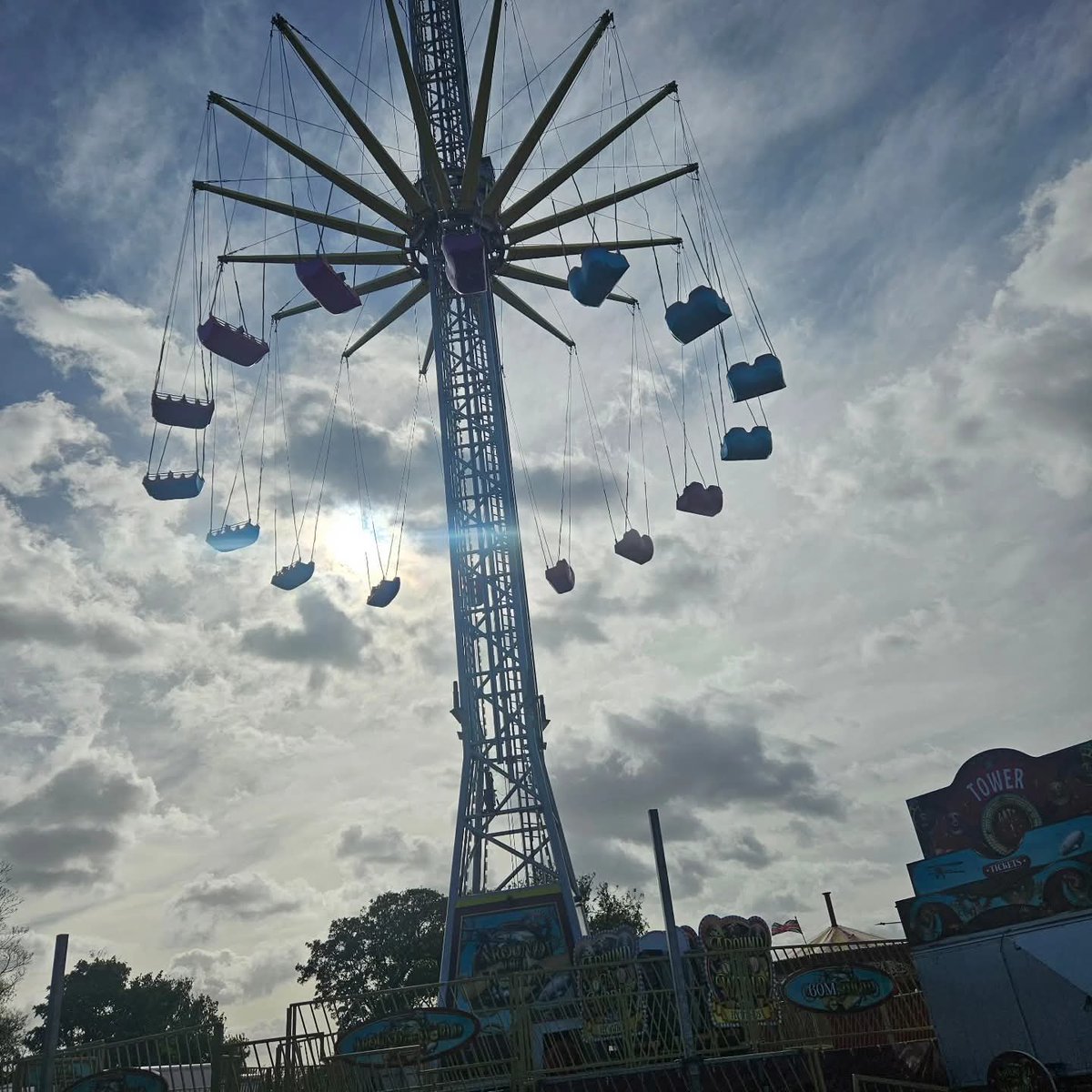 its_chloehill's tweet image. I went for a little walk around what will be hull fair by the end of this week!!! I&apos;m so excited it&apos;s starting to look like HULL FAIR!!!!! It was also interesting to watch them setting it all up!! #hullfair #fair #rides