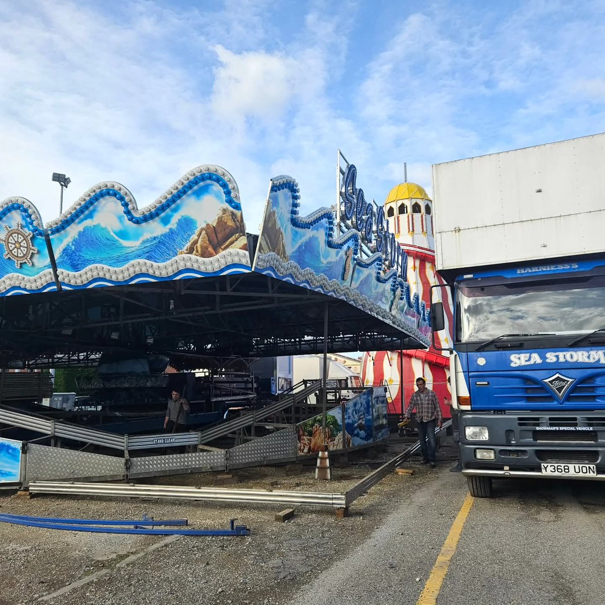 its_chloehill's tweet image. I went for a little walk around what will be hull fair by the end of this week!!! I&apos;m so excited it&apos;s starting to look like HULL FAIR!!!!! It was also interesting to watch them setting it all up!! #hullfair #fair #rides