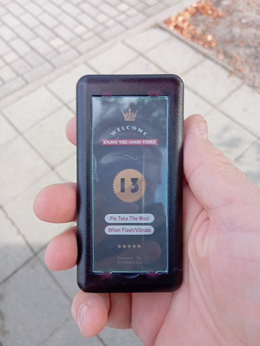 Unsere Arztpraxis hat jetzt Pager, so können Infektpatienten auf dem Parkplatz im Auto warten und nicht noch das Wartezimmer zum Superspreaderspot machen.
Finde ich eine Top Lösung 👍
