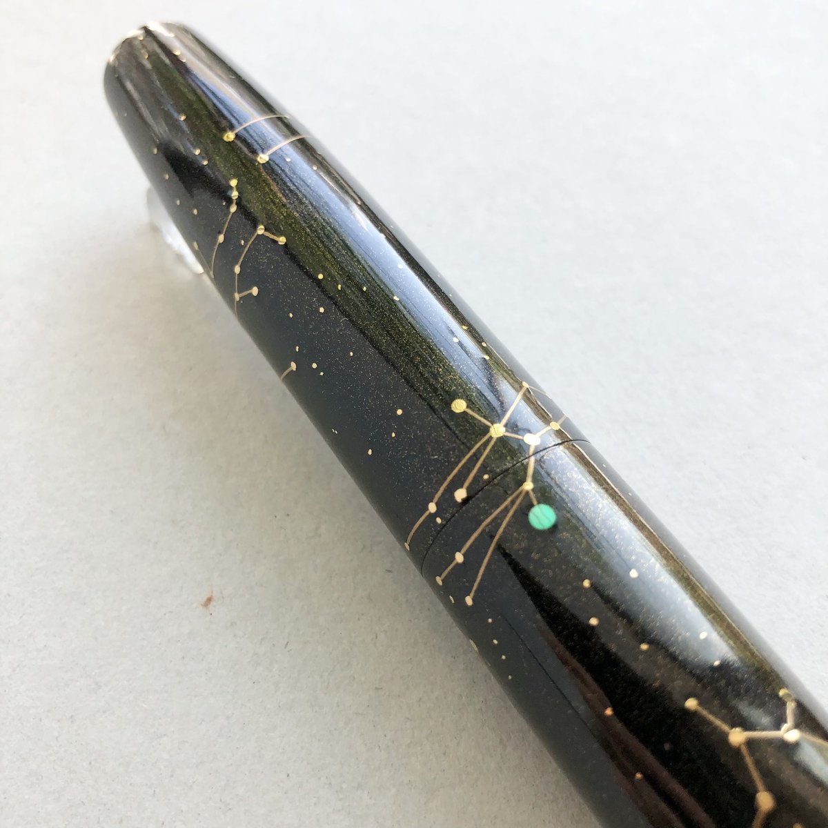 代官山 蔦屋書店 限定蒔絵万年筆「十二星座」が再入荷しています。 軸
