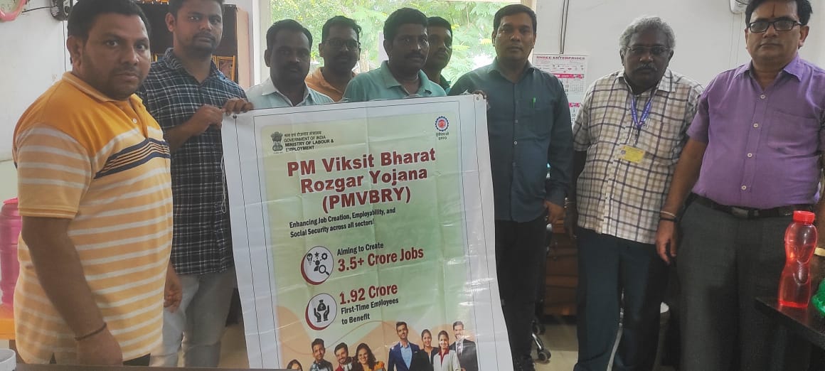 LabourMinistry's tweet image. Glimpses from nationwide awareness campaigns on the transformational #PradhanMantriViksitBharatRozgarYojana - a Government of India scheme that promotes worker&apos;s welfare and formalization of work along with incentivization of first-time employees.

#SocialSecurity #MoLE