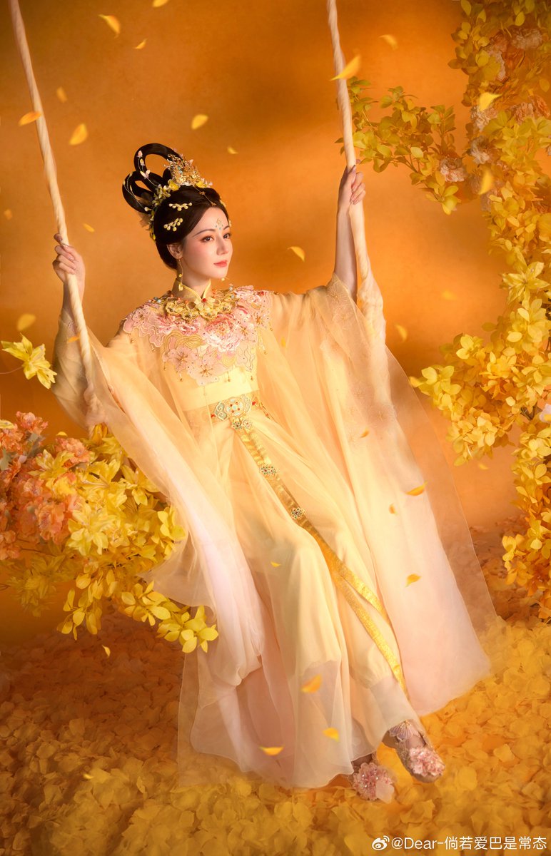 TofuPopRadio's tweet photo. #Dilraba จำแลงเป็นเทพธิดาแห่งวันไหว้พระจันทร์ งามราวเทพธิดาฉางเอ๋อ โปรยกลีบดอกไม้อวยพรให้คุณสุขสมหวังในเทศกาลนี้🌙💐

คนสวยขาของเราสวยงามสะกดสายตา เพื่อทำการแสดงในช่วงเทศกาลสุดพิเศษกับ Henan TV ซึ่งเปิดฉากด้วยนักแสดงสาวร่ายรำอยู่เหนือกลีบบบัว ก่อนจะนำตะกร้าดอกไม้มาเฉลิมฉลองกับเหล่าเทพธดา และโปรยกลีบดอกแทนคำอวยพร และควมปรารถนาดีอย่างงดงาม

#TofuPOPRadio #TeroRadio #迪丽热巴 #ตี่ลี่เร่อปา #Dilraba #Dilireba