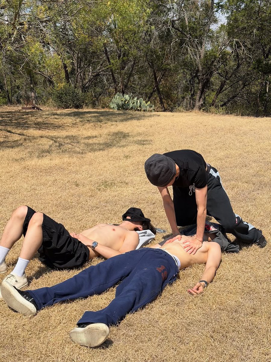 …………？アンタロほまに何してるの？