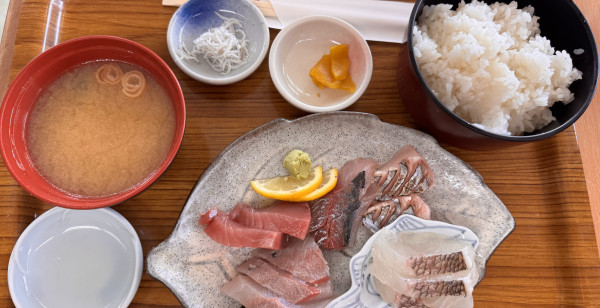 FreeLife_Colors's tweet image. 神戸市垂水区にあるお食事処。とれたての新鮮な魚介を使った料理はどれもおいしそう！

「垂水漁港食事」のランチは噂通り絶品！
freelife.ne.jp/article/13616
#神戸市 #垂水漁港食堂 #日替わり定食 #日替わり海鮮丼 #FreeLifeColors