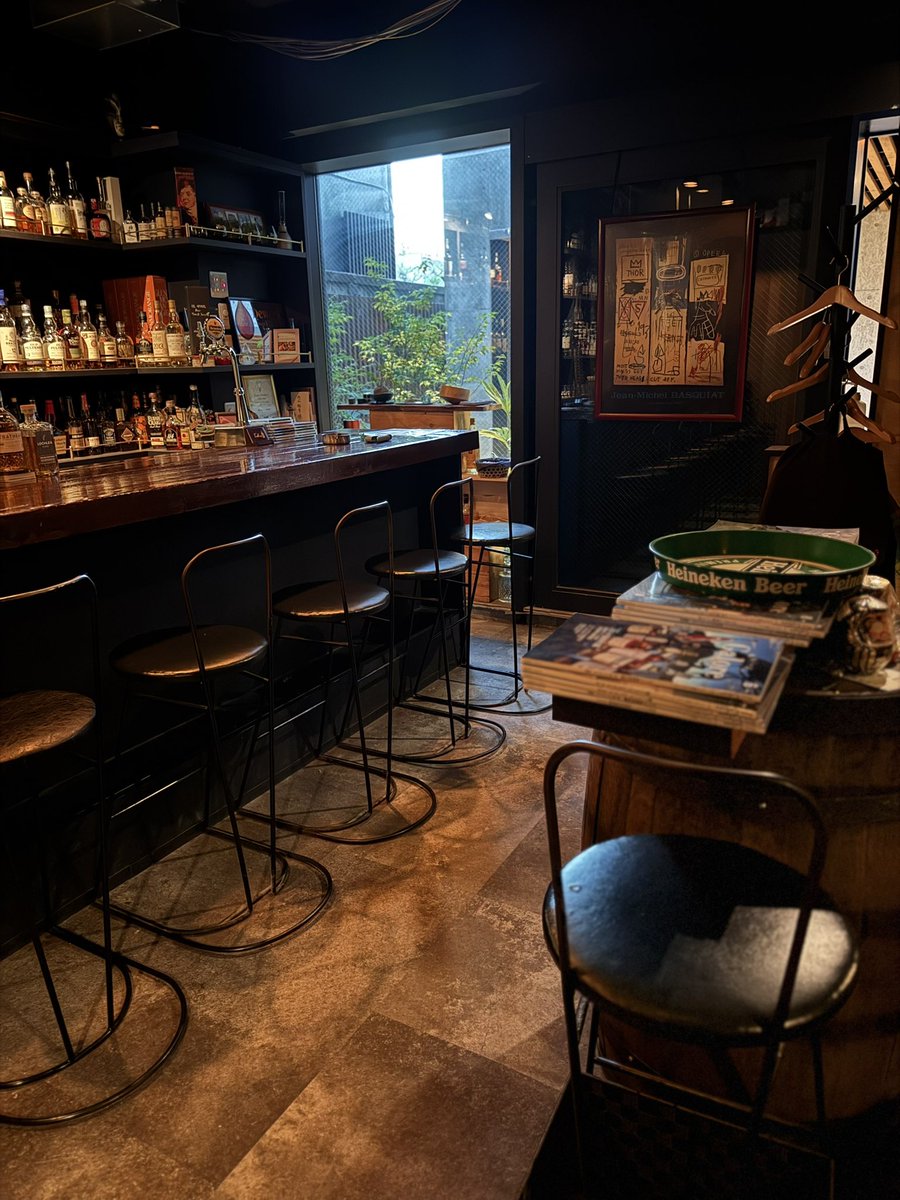 こんばんは、今日も何処かの街で酒を飲みます、どうも千歳烏山のバーの店主です。
　知らない街で非現実空間に身を置くこと、一瞬の孤独感は必要です、人を成長させます、と
#のたまう
#千歳烏山駅
#BAR
#飲んだくれバーテンダー