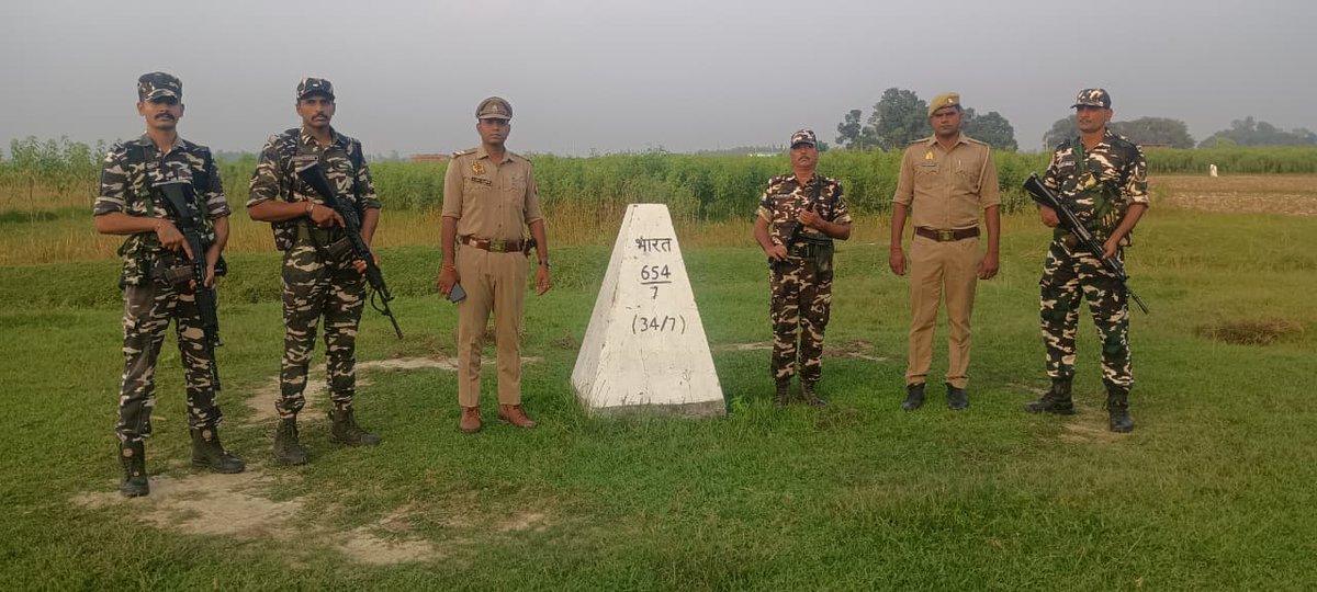 42bnssb_INDIA's tweet image. सीमाओं की सुरक्षा और आंतरिक शांति हेतु यूपी पुलिस के साथ संयुक्त गश्त—सुरक्षा में एकजुट, सेवा में समर्पित 🇮🇳
#JointPatrolling #UPPolice #BorderSecurity #SevaSurakshaSamarpan #Teamwork #NationFirst
@SSB_INDIA
@SectorSsb @SSBFTRLUCKNOW