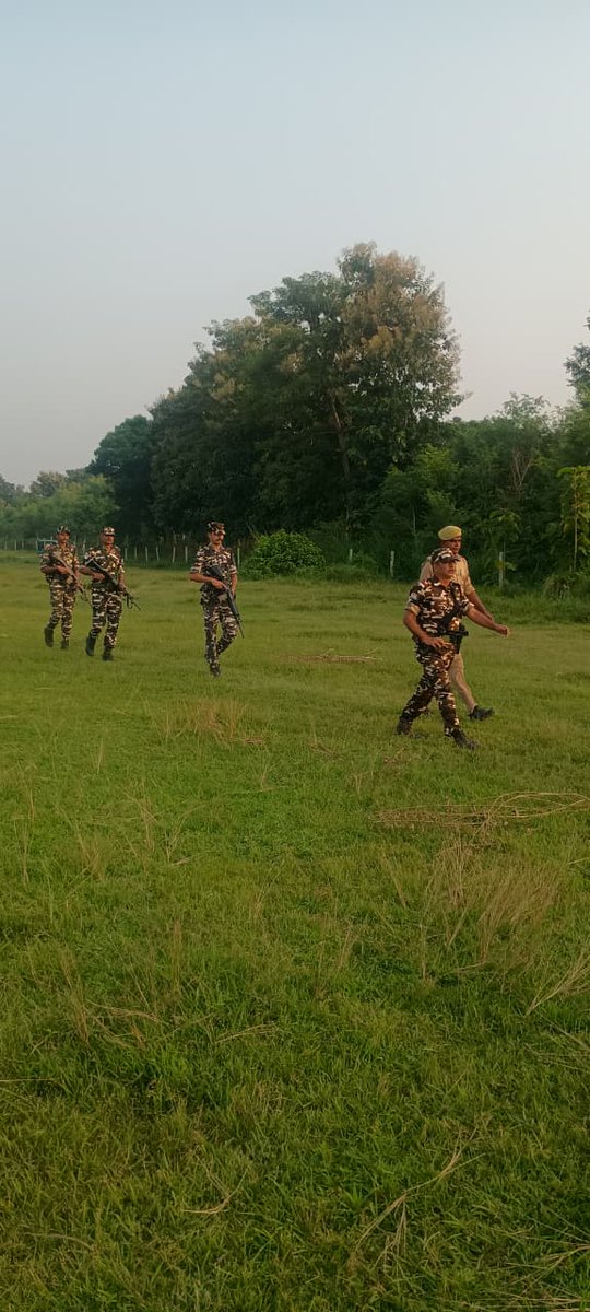 42bnssb_INDIA's tweet image. सीमाओं की सुरक्षा और आंतरिक शांति हेतु यूपी पुलिस के साथ संयुक्त गश्त—सुरक्षा में एकजुट, सेवा में समर्पित 🇮🇳
#JointPatrolling #UPPolice #BorderSecurity #SevaSurakshaSamarpan #Teamwork #NationFirst
@SSB_INDIA
@SectorSsb @SSBFTRLUCKNOW