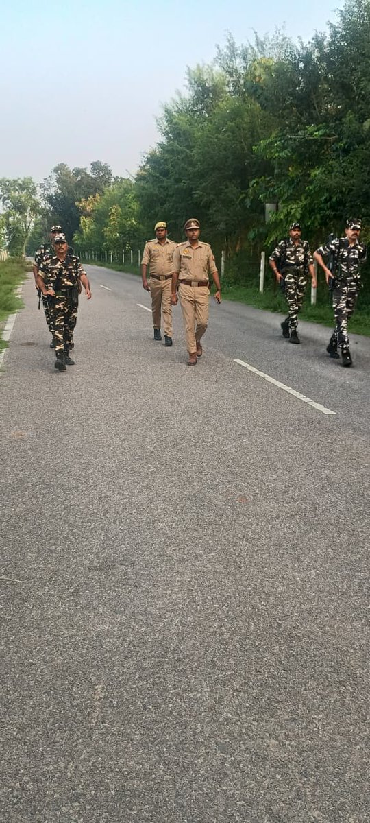 42bnssb_INDIA's tweet image. सीमाओं की सुरक्षा और आंतरिक शांति हेतु यूपी पुलिस के साथ संयुक्त गश्त—सुरक्षा में एकजुट, सेवा में समर्पित 🇮🇳
#JointPatrolling #UPPolice #BorderSecurity #SevaSurakshaSamarpan #Teamwork #NationFirst
@SSB_INDIA
@SectorSsb @SSBFTRLUCKNOW