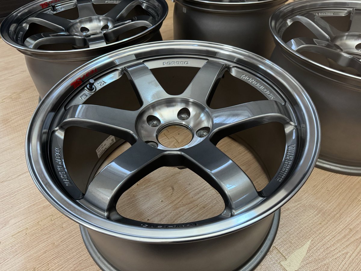 TE37SL売ります。
10J+40、18inch、114.3
ガリ傷なし、コーティング済み、超美品です。
新品ステッカーあり。
手渡し可能、発送可能(送料は着払い)
26万円、値下げ交渉あり。
DMお待ちしてます🙇‍♀️
 #ホイール売ります