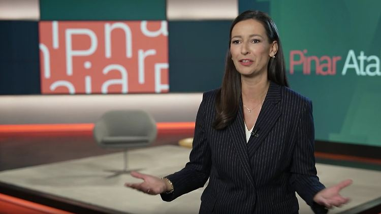 ntvde's tweet photo. Darum geht's in @PinarAtalay's neuer ntv-Sendung

"Besser geht's eigentlich nicht", resümiert Moderatorin Pinar Atalay selbst vor dem Start ihrer neuen Talk-Sendung bei ntv. Gleich der erste Gast ist ein echter Hochkaräter. Heute um 20.15!

https://t.co/z47XtHmbWT https://t.co/UkC0HOMZp4