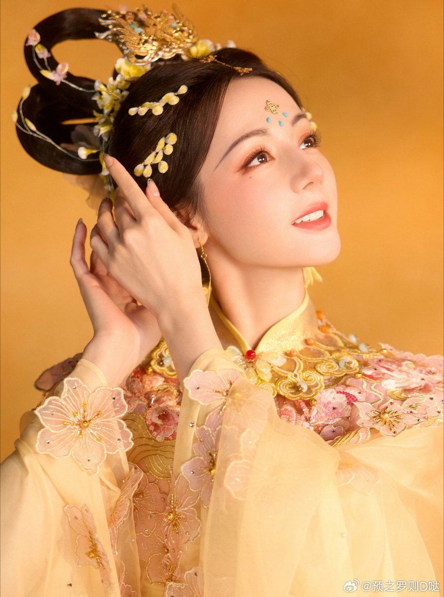 TofuPopRadio's tweet photo. #Dilraba จำแลงเป็นเทพธิดาแห่งวันไหว้พระจันทร์ งามราวเทพธิดาฉางเอ๋อ โปรยกลีบดอกไม้อวยพรให้คุณสุขสมหวังในเทศกาลนี้🌙💐

คนสวยขาของเราสวยงามสะกดสายตา เพื่อทำการแสดงในช่วงเทศกาลสุดพิเศษกับ Henan TV ซึ่งเปิดฉากด้วยนักแสดงสาวร่ายรำอยู่เหนือกลีบบบัว ก่อนจะนำตะกร้าดอกไม้มาเฉลิมฉลองกับเหล่าเทพธดา และโปรยกลีบดอกแทนคำอวยพร และควมปรารถนาดีอย่างงดงาม

#TofuPOPRadio #TeroRadio #迪丽热巴 #ตี่ลี่เร่อปา #Dilraba #Dilireba