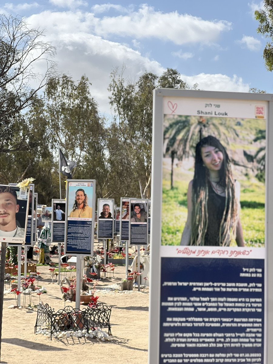 DegCult's tweet image. Colpi di mortaio, bombe e razzi si succedono a intervalli cadenzati, vicinissimi, qui dove si tenne il Nova Festival, mentre ancora si attende il rilascio degli ostaggi. Domani saranno due anni. Gaza è dietro la collina.

Ci sono sopravvissuti di quel giorno, e genitori,…