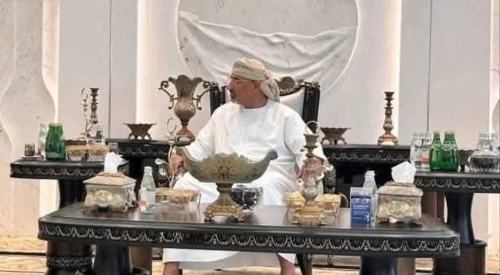 كان برنارد شو نحيلاً جداً .. رآه ونستون تشرشل وكان سميناً .. فقال له : من يراك سيظن أن بلادنا تعاني من مجاعة .! 

فقال له برنارد شو : ومن يراك ياسيادة الرئيس سيدرك سبب المجاعة ..