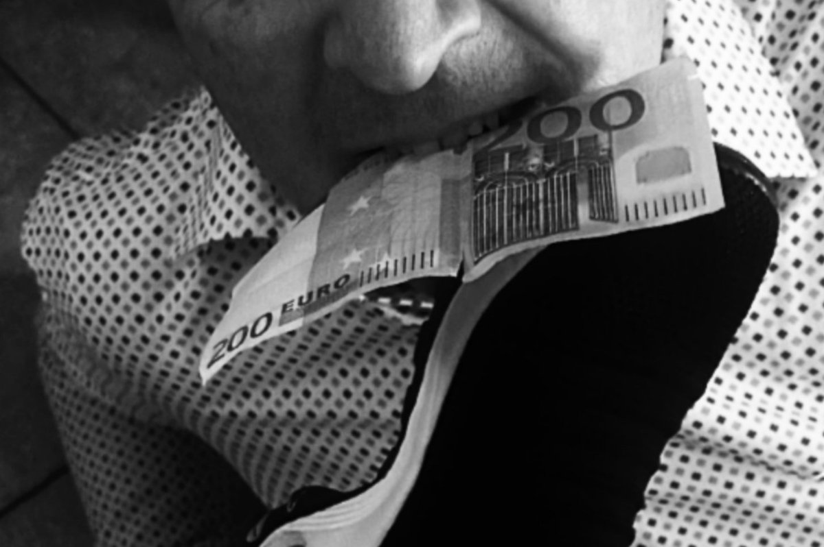 RapunzelGoddes's tweet photo. Di ritorno ora dopo 10 giorni in giro per la Francia a divertirmi con diversi sfigatelli.. ecco qualche scatto come dolce ricordo del mio divertimento https://t.co/JpWBkddlT5