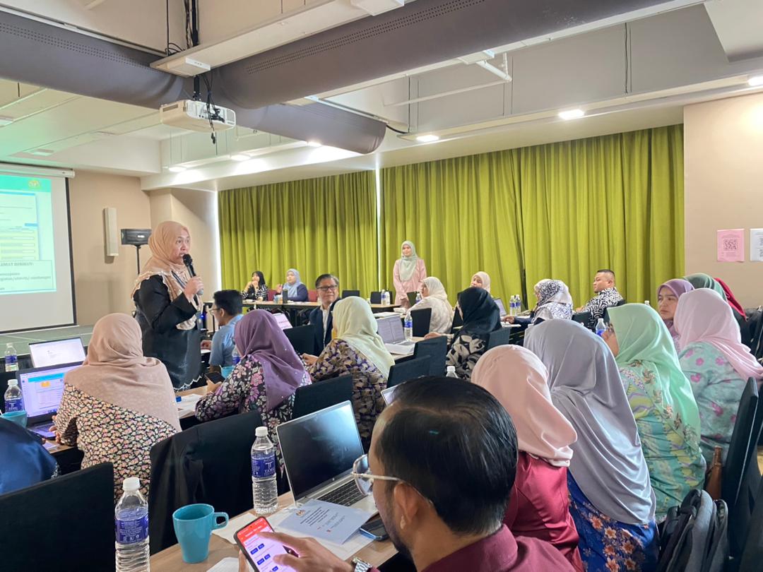 AGCPutrajaya's tweet photo. Kuala Lumpur, 30 September 2025 – Bahagian Pengurusan (BPEN), Jabatan Peguam Negara (AGC) telah berjaya menganjurkan Bengkel MyPerformance dan Sesi Hands On bagi Pegawai Fokal Jabatan Peguam Negara Tahun 2025 pada 28 hingga 30 September 2025 di Tamu Hotel &amp; Suites, Kuala Lumpur. https://t.co/atwnQA9hQg