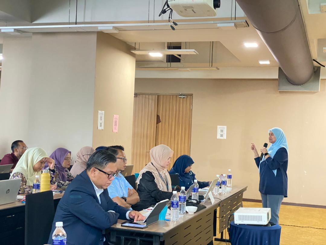 AGCPutrajaya's tweet photo. Kuala Lumpur, 30 September 2025 – Bahagian Pengurusan (BPEN), Jabatan Peguam Negara (AGC) telah berjaya menganjurkan Bengkel MyPerformance dan Sesi Hands On bagi Pegawai Fokal Jabatan Peguam Negara Tahun 2025 pada 28 hingga 30 September 2025 di Tamu Hotel &amp; Suites, Kuala Lumpur. https://t.co/atwnQA9hQg