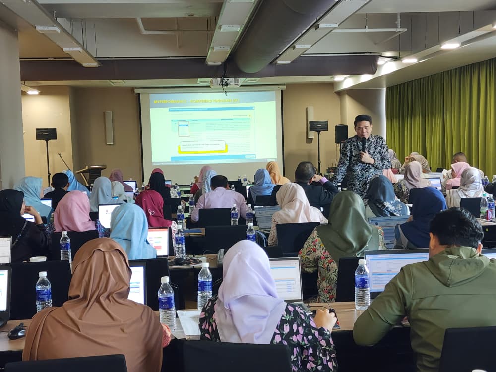 AGCPutrajaya's tweet photo. Kuala Lumpur, 30 September 2025 – Bahagian Pengurusan (BPEN), Jabatan Peguam Negara (AGC) telah berjaya menganjurkan Bengkel MyPerformance dan Sesi Hands On bagi Pegawai Fokal Jabatan Peguam Negara Tahun 2025 pada 28 hingga 30 September 2025 di Tamu Hotel &amp; Suites, Kuala Lumpur. https://t.co/atwnQA9hQg