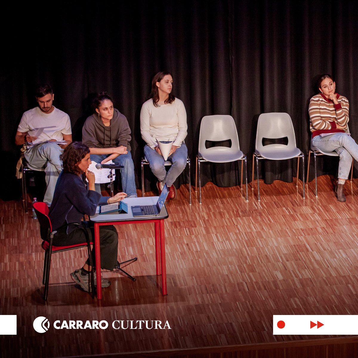 TweetCarraro's tweet image. Great attendance at &quot;Pensieri solo pensieri&quot; dedicated to Vitaliano Trevisan in Borgoricco. An intense tribute to his theater, featuring performances and discussions. Culture that leaves its mark, honored to support it. 🎭 #CarraroCultura #Trevisan #Territory #theatre