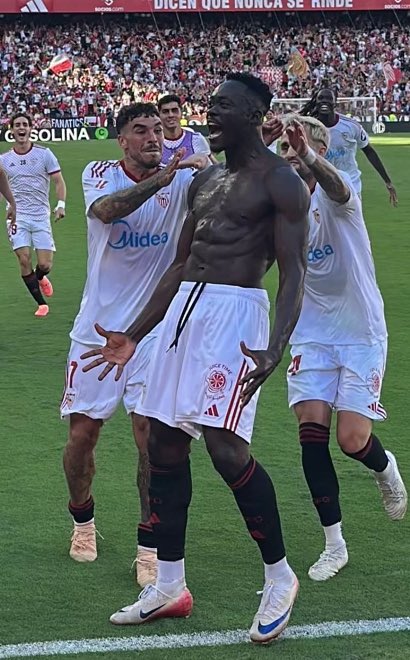 Isaac Romero celebrando un gol de su competencia como si lo hubiese metido él, mientras Januzaj, un tío que ha estado 0 implicado, se tira a la espalda de Akor Adams como un loco, jugando infiltrado con el tobillo hecho mierda.

EQUIPO.