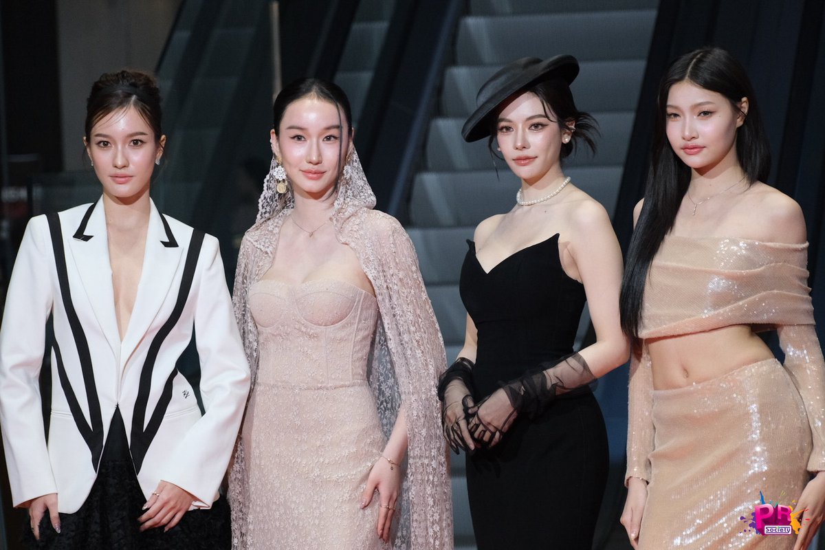 gidlekpopstanj's tweet photo. I just realized that these girls wants to win Pailiu's heart and attention. 😍
#fyp #LoveMomentTH #LoveMoment #PAILIU #Herling #wlw #glseries #ThaiRealityShow #June #Pailing #LingLiu #HerLing
Ctto. 1st photo not mine 📸 https://t.co/FpKMjxIuTm