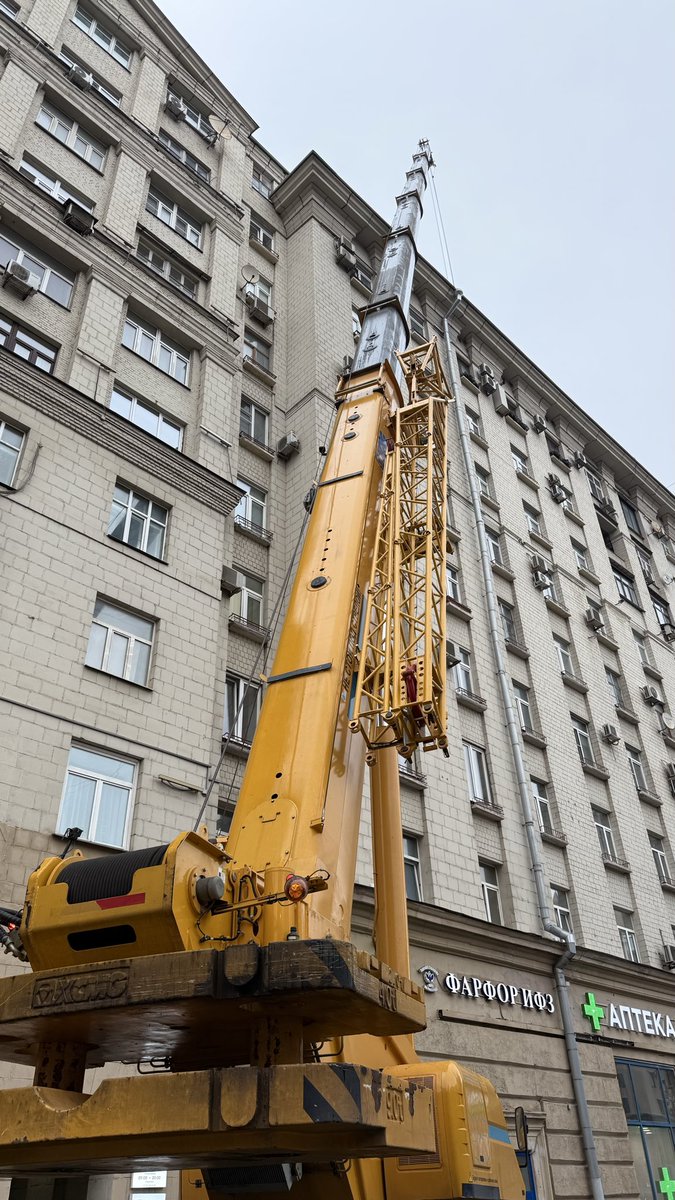 Офигеть какой кран ребята, здоровенный сука