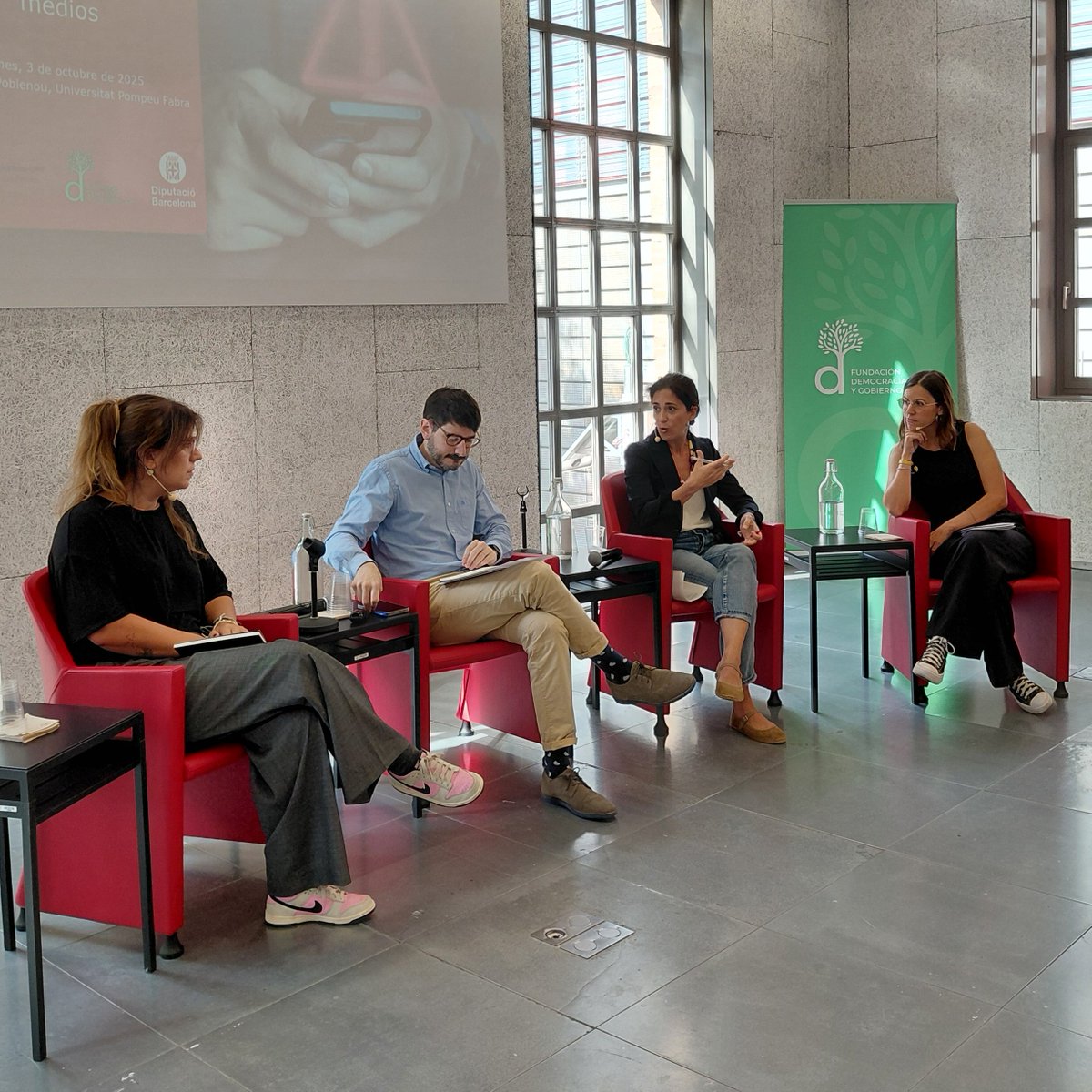 CatedraIDG_UPF's tweet photo. 💡 Cuando llega una crisis, comunicar bien puede marcar la diferencia

La jornada “Comunicar en situaciones de emergencia” fue todo un éxito: ideas, aprendizajes y colaboración para mejorar la respuesta institucional. 🙌 @fundlocal @diba https://t.co/Id1COzJGaw