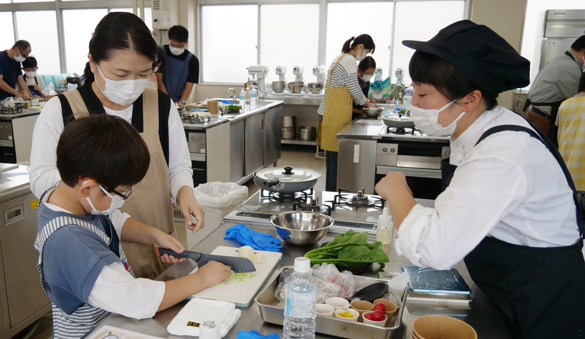 FUTABA_SACRE's tweet image. フタバ食品 × RADIO BERRY(@RADIOBERRY764FM)の料理イベント「親子で楽しく！餃子クッキング ～知って！つくって！食べよう！～」🥟 ✨
第7回を10月4日(土)に開催！
小学4～6年生とその保護者9組18名様に参加いただきましたヽ(≧▽)ﾉ

餃子のレシピは栄養士の社員が考案💡…