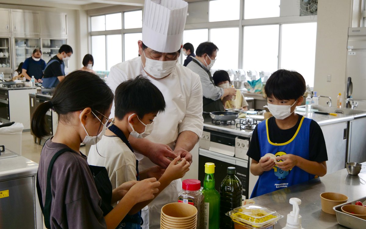 FUTABA_SACRE's tweet image. フタバ食品 × RADIO BERRY(@RADIOBERRY764FM)の料理イベント「親子で楽しく！餃子クッキング ～知って！つくって！食べよう！～」🥟 ✨
第7回を10月4日(土)に開催！
小学4～6年生とその保護者9組18名様に参加いただきましたヽ(≧▽)ﾉ

餃子のレシピは栄養士の社員が考案💡…