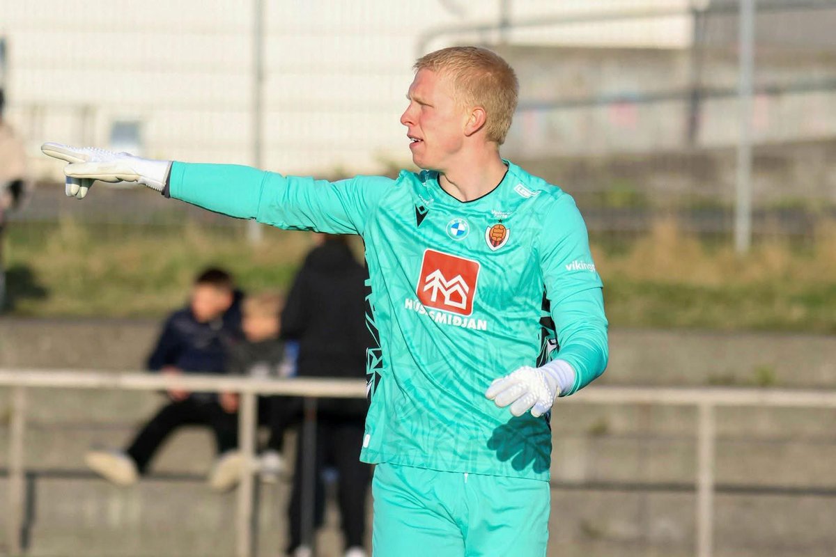 Knattspyrnudeild Njarðvíkur sendir hamingjuóskir til <a href="/vikingurfc/">Víkingur</a> með Íslandsmeistaratitilinn í Bestu deild karla!
Og þá sérstakar hamingjuóskir til okkar bestu manna <a href="/ingvarjons/">Ingvar Jónsson</a> og <a href="/palmirafn/">Palmi Rafn Palmason</a>

Til hamingju piltar!