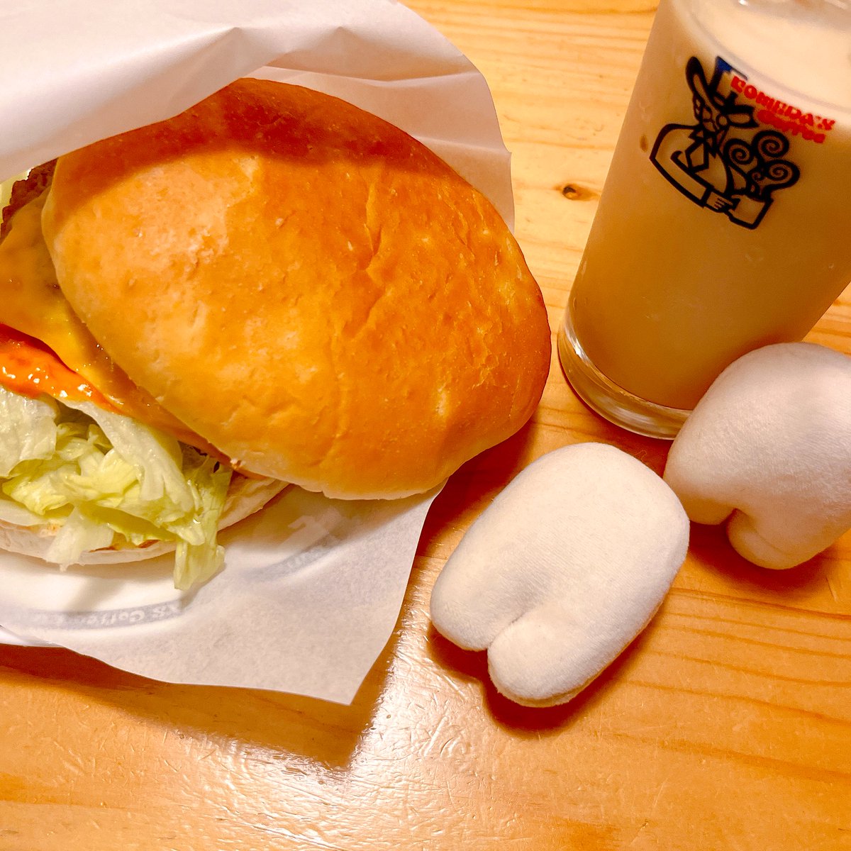 コメダの月見バーガーでっかくて円盤みたいでおいしかったね
