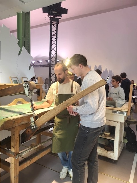 albertdemun's tweet image. ✨ Les élèves de Terminale STMG (RH &amp;amp; Mercatique) ont découvert l’univers du #luxe lors du salon « Les Deux Mains du Luxe » au @GrandPalaisRmn 🇫🇷

Ateliers créatifs, démonstrations techniques, savoir-faire artisanal et dégustations raffinées (même celles du Ritz Paris)…