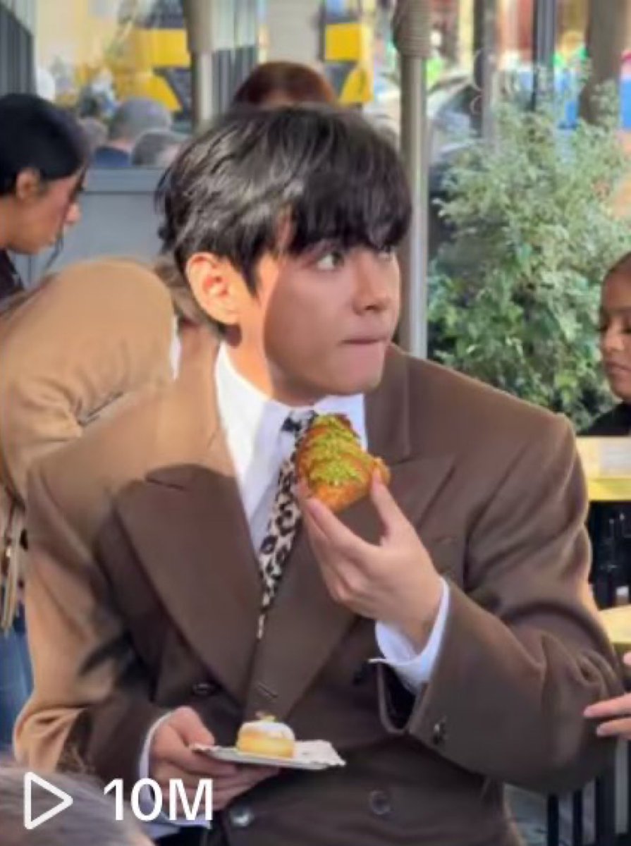 แล้วน้องแทจะแมสกับเรื่องกินแซ่บอะไรแบบนี้จริงๆใช่มั้ย 10 ล้านวิวแล้ว เอ็นดูอะ 🤣🤣🤣🤣🤣🤣