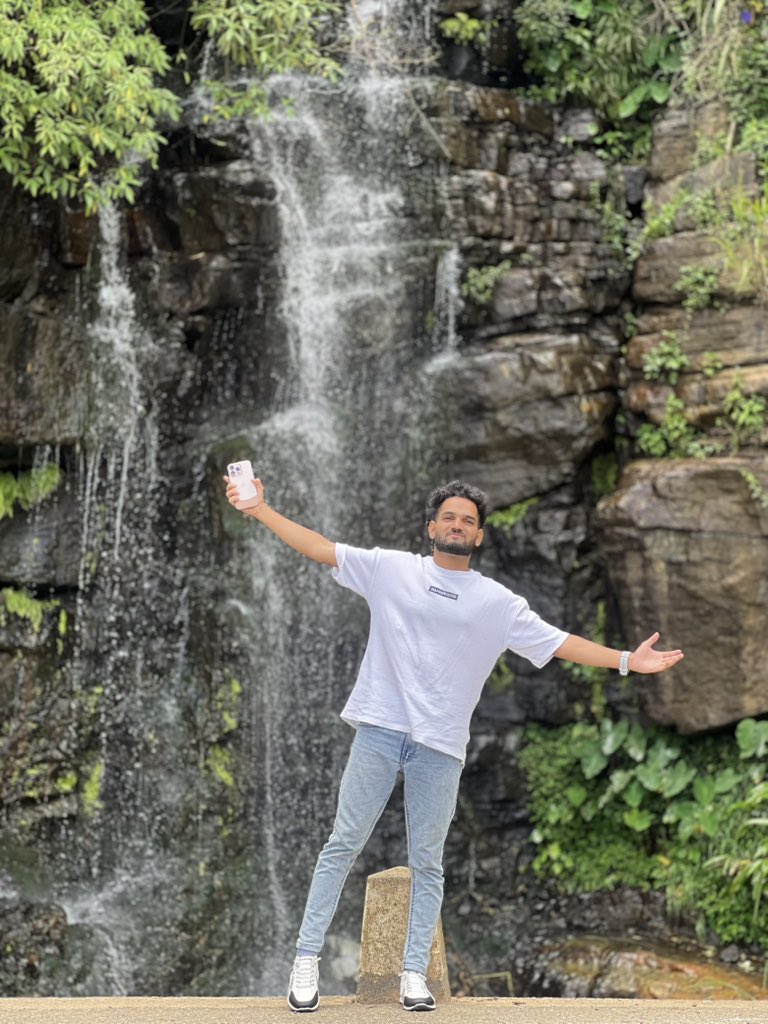 itz_roshanz's tweet image. This Livin” 🫧 🎻

Where roads unfold, souls wander, and stories begin. ⛰️🍃

#nature #nuweraeliya