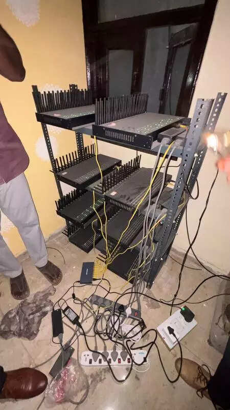 swagatika995's tweet photo. BUSTED: Tamil Nadu cyber cops arrest 3 in Delhi's Narela &amp; Nilothi for running an international SIM-box scam.🔌 24 SIM boxes seized used to route illegal VoIP calls, bypassing telecom laws.
Digital crime has no borders.
#CyberCrime #Delhi #SupremeCourt #SIMBoxScam https://t.co/zFB9El148P