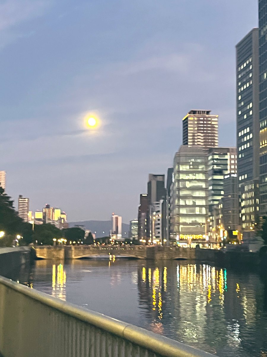likeItoldUso's tweet photo. 帰り道！月大きい！ https://t.co/kYSKpSl0Gm