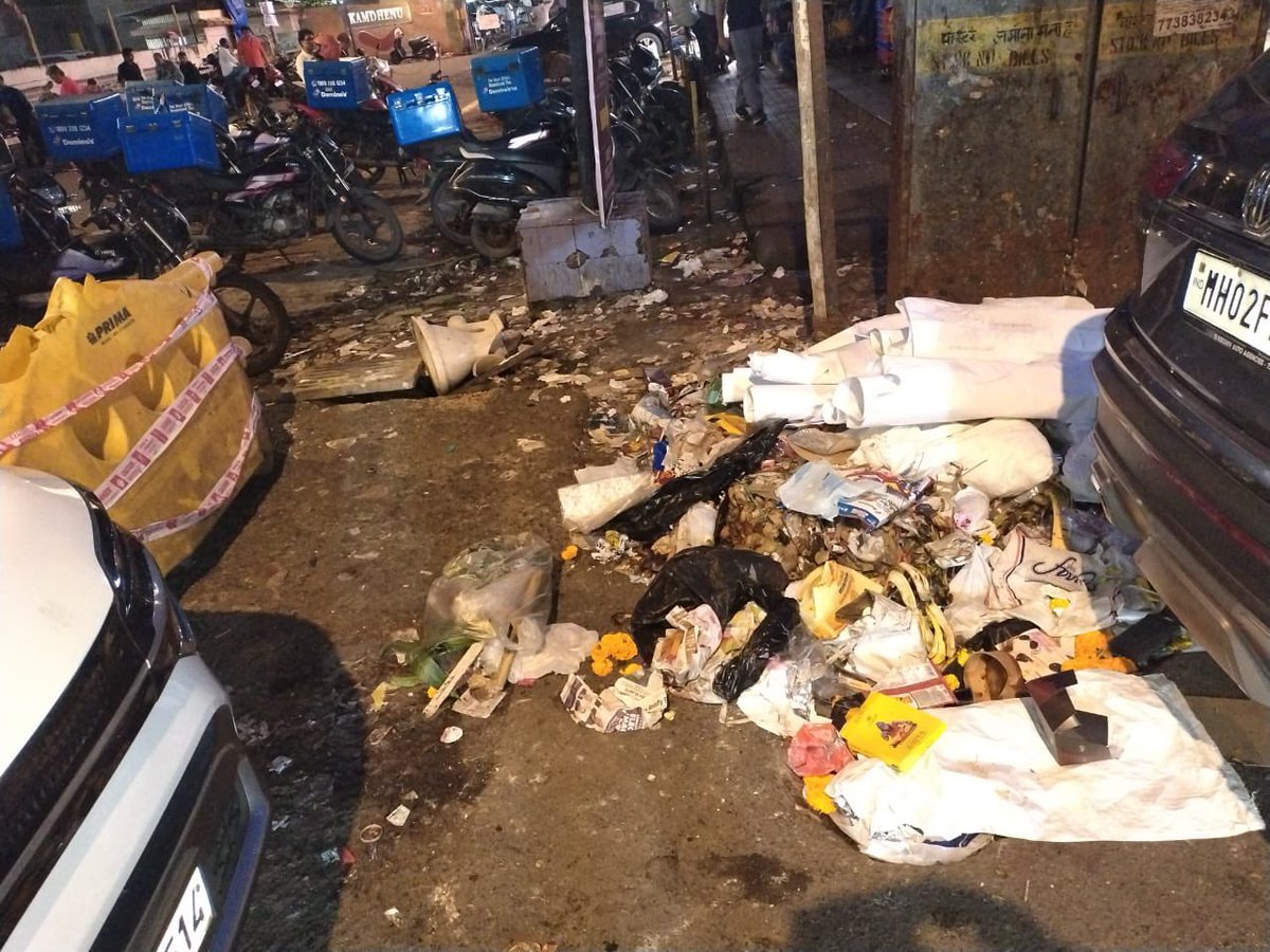aditim88's tweet photo. . locality in lokhandwala  (outside dominos , Andheri West ) is being ruined by shopkeepers and hotels and residents  . Throwing all their garbage in a corner . This is a health hazard to people living around . @mybmc  @mybmcwardKW @CMOMaharashtra . Take action! Stop the dumping! https://t.co/4Qp8RWJAg6