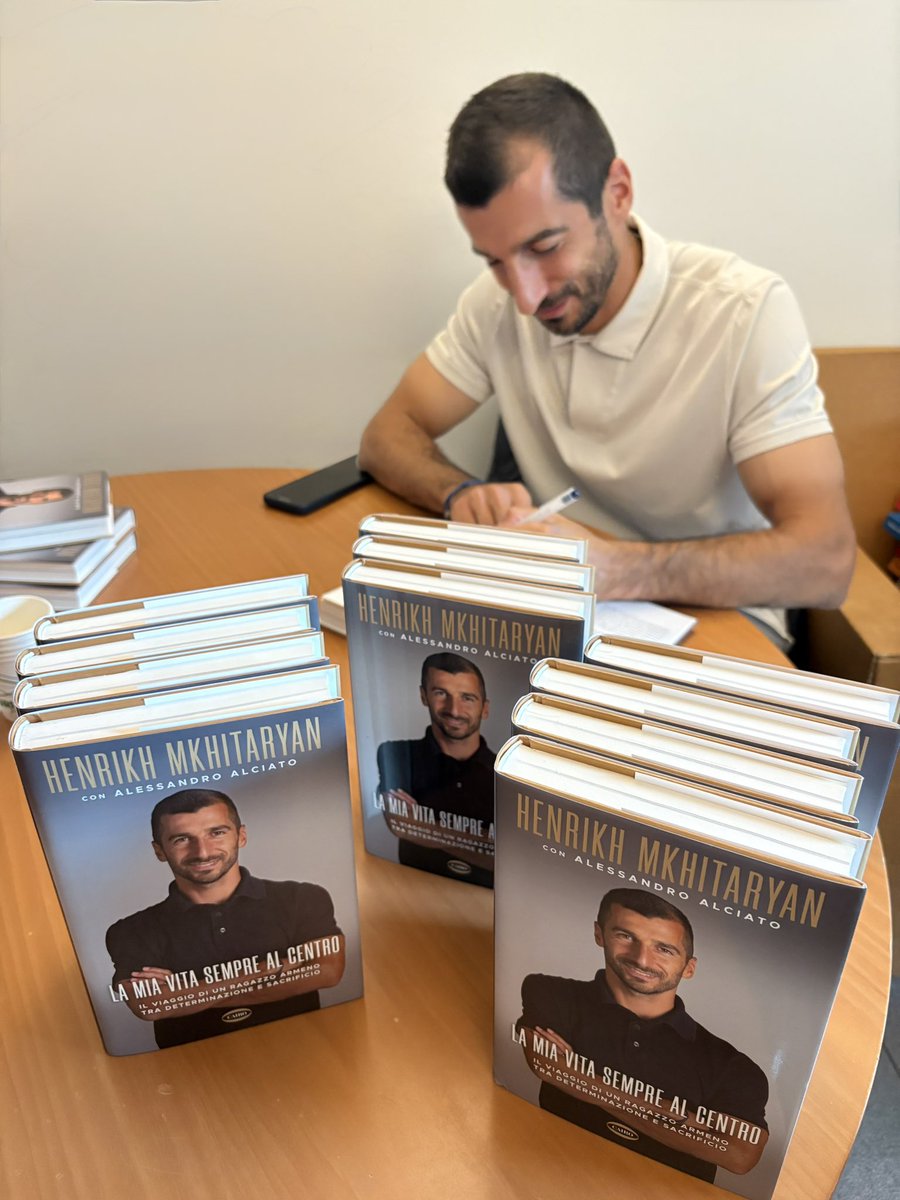 HenrikhMkh's tweet image. Ti aspettiamo martedì 14 ottobre alle ore 18.30 in Mondadori Duomo a Milano per la presentazione di “La mia vita sempre al centro”😉📙👋🏻 #LaMiavitaSempreAlCentro #HenrikhMkhitaryan #mkhitaryan #cairolibri #librimondadori @AAlciato