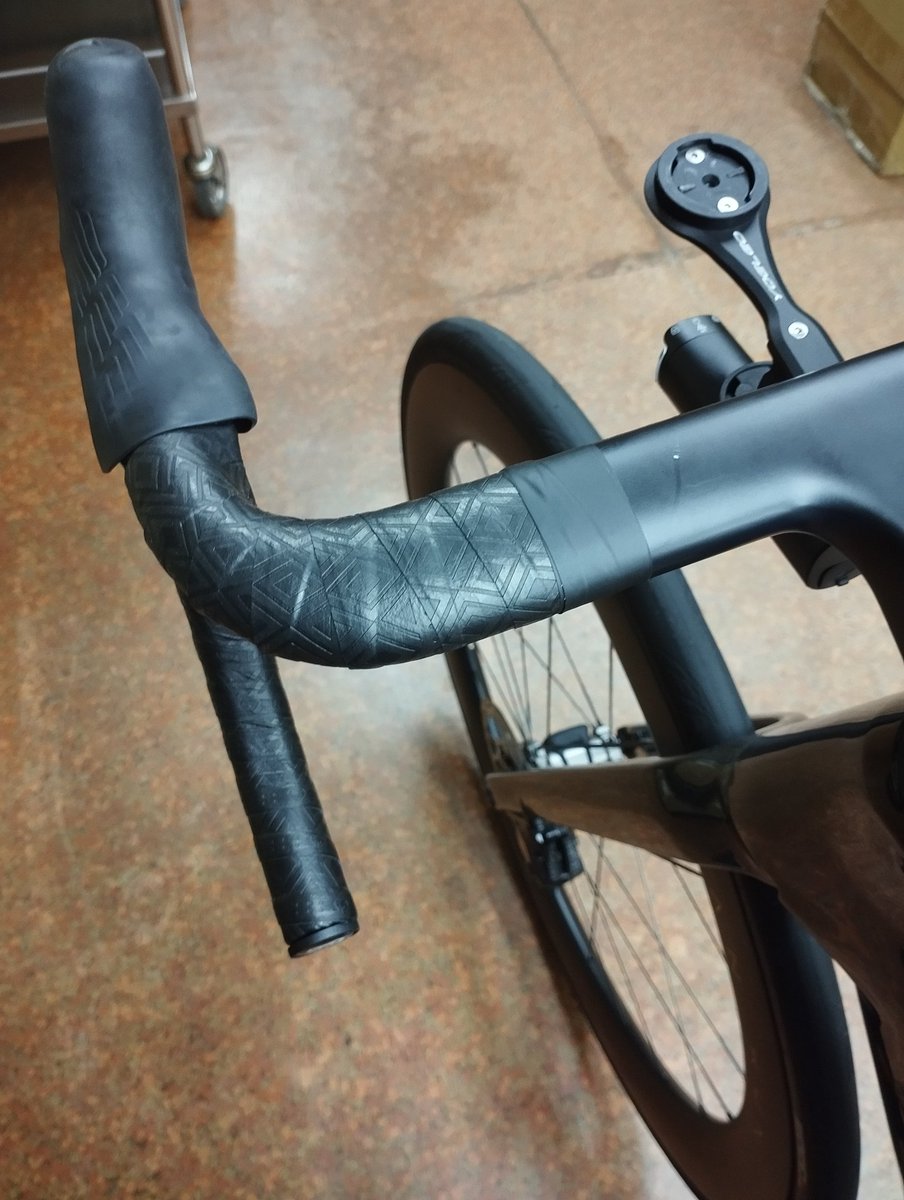 muxia0327's tweet image. 1本19gの超軽量バーテープを巻いてみました！

結果的に使用しなかった部分（42cm）と、両面テープの裏側が9gあったので、実際にハンドルに巻いたのは僅か10gです🤯

全長は207cmあり、両面テープの幅が広いので、実際のバーテープ部分は非常に軽量です✨

さらにグリップ力は素手でも抜群にいいです💪