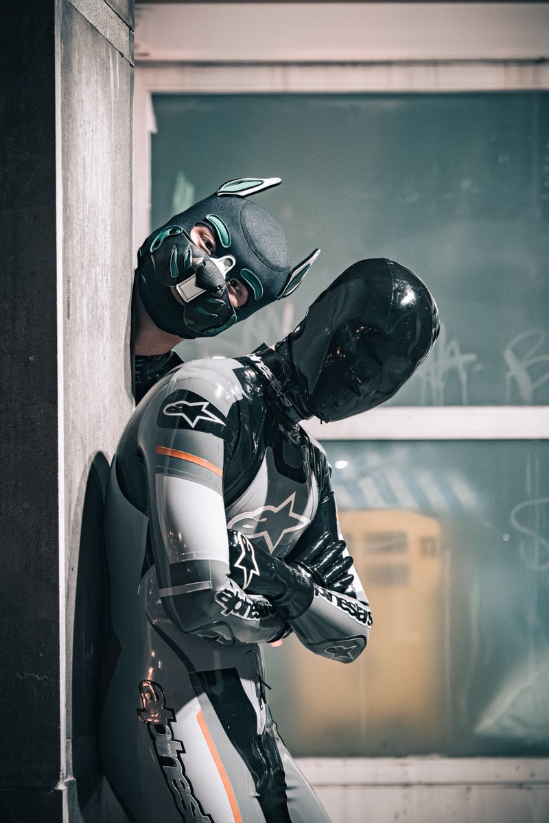kuroi_yuki18's tweet photo. 有隻臭狗在後面偷看啦
🖤 @kuroi_yuki18 
🐶 @YaoYao_0331 
Photo by @Rubber_ruru 
#latex #latexmodel #latexboy #rubber #rubberboy #rubberman #rubbermodel https://t.co/uvMts6VhhH
