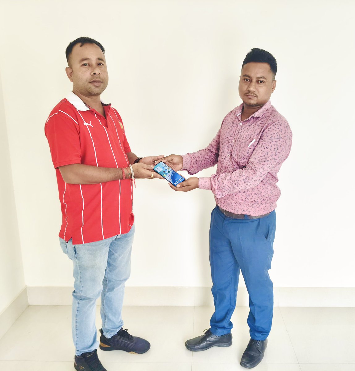 AssamCid's tweet image. “People’s smile is our smile😊”
📱Another lost mobile phone traced out successfully through CEIR portal, which is recovered and handed over to its rightful owner by Cyber PS, CID Assam🚨 @assampolice @DGPAssamPolice
#lostphone #phonerecovery #ceirportal #cyberps #cid #assam
