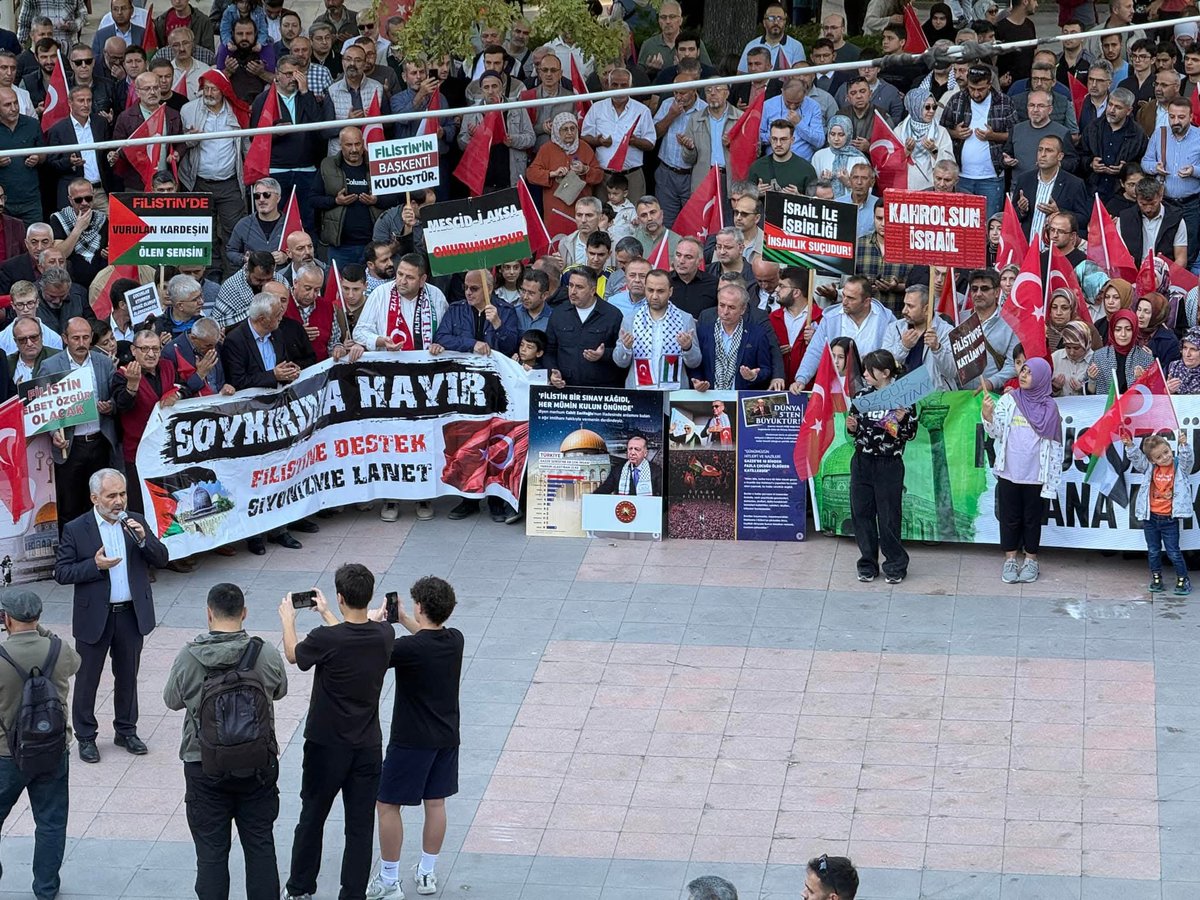 osmanince71's tweet photo. Filistin davasına sahip çıkmak, Sumud filosunun yakaladığı umuda ve oluşturduğu kamuoyuna destek vermek üzere ailecek meydanlardaydık. Yarının büyükleri bugünden doğru yerde olmayı, zulme karşı dik durmayı öğreniyor. 
#GazzeİçinHareketeGeç 
#SumudForGaza https://t.co/6pOMnQtfUG