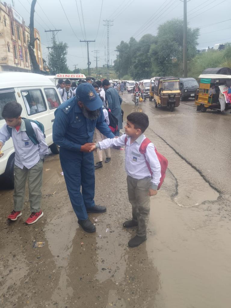 ctprwp's tweet image. ہر موسم میں آپکے ہم قدم
ٹریفک پولیس افسران اور جوان سکول اوقات میں شہریوں کی سہولت اور بچوں کی حفاظت کے لیے بھرپور کردار ادا کر رہے ہیں تاکہ ٹریفک کی روانی اور محفوظ ماحول برقرار رکھا جا سکے۔
محتاط ڈرائیونگ ہے محفوظ ڈرائیونگ
#SafePunjab #trafficawareness