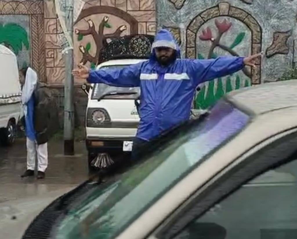 ctprwp's tweet image. ہر موسم میں آپکے ہم قدم
ٹریفک پولیس افسران اور جوان سکول اوقات میں شہریوں کی سہولت اور بچوں کی حفاظت کے لیے بھرپور کردار ادا کر رہے ہیں تاکہ ٹریفک کی روانی اور محفوظ ماحول برقرار رکھا جا سکے۔
محتاط ڈرائیونگ ہے محفوظ ڈرائیونگ
#SafePunjab #trafficawareness