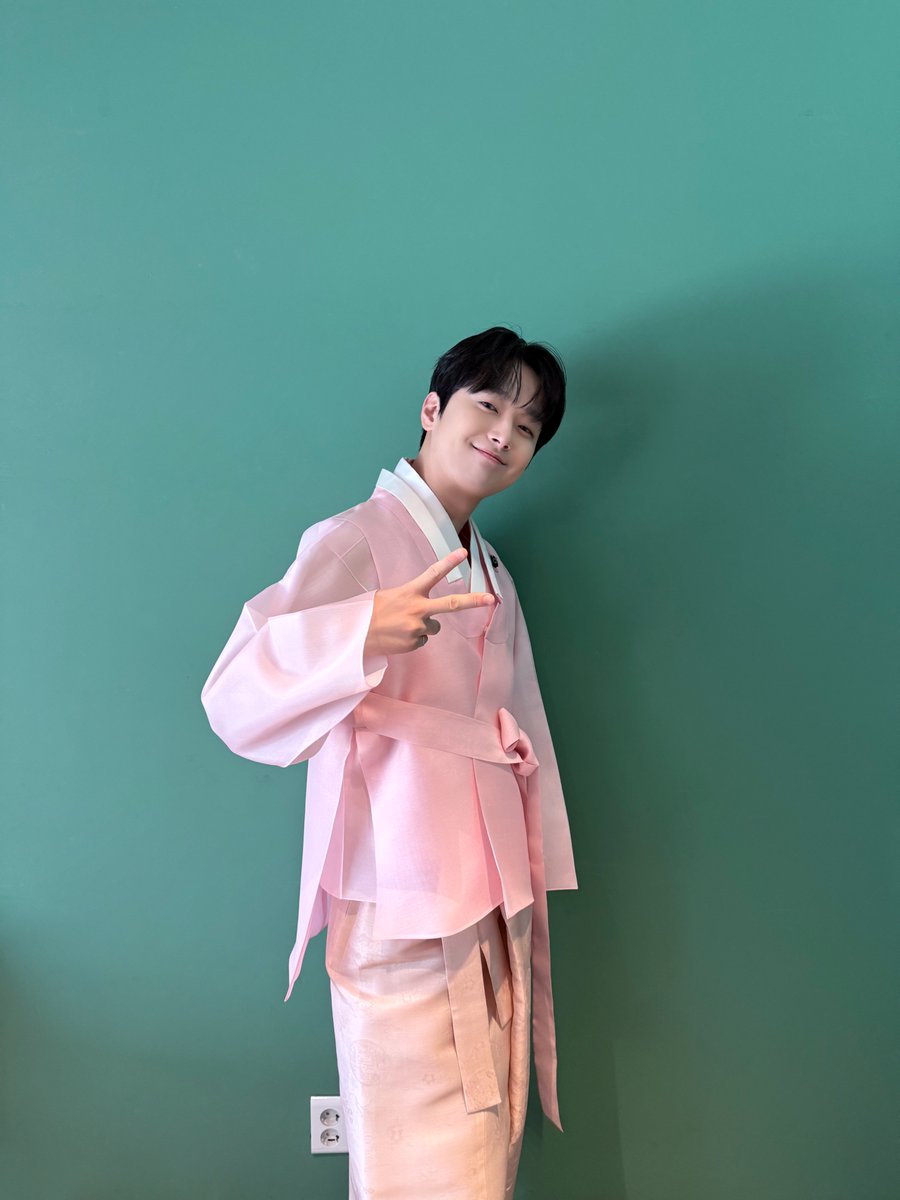 이찬원(LEECHANWON) 공식 트위터 (@chanwonofficial) on Twitter photo 📸 찬또그래퍼 📸
🌟즐거운 추석 명절을 보내는 법🌟
✅ 맛있는 음식을 먹는다
✅ 사랑하는 사람들과 함께 한다
✅ <톡파원 25시>의 찬원과 랜선 여행을 떠난다!
고운 한복을 차려입고
나타난 찬원 도령을 만나러🤗
오늘은 오후 8시!
JTBC로 모여주세요🫶🏻
#이찬원 #LeeChanWon
#톡파원25시 📸 찬또그래퍼 📸
🌟즐거운 추석 명절을 보내는 법🌟
✅ 맛있는 음식을 먹는다
✅ 사랑하는 사람들과 함께 한다
✅ <톡파원 25시>의 찬원과 랜선 여행을 떠난다!
고운 한복을 차려입고
나타난 찬원 도령을 만나러🤗
오늘은 오후 8시!
JTBC로 모여주세요🫶🏻
#이찬원 #LeeChanWon
#톡파원25시
