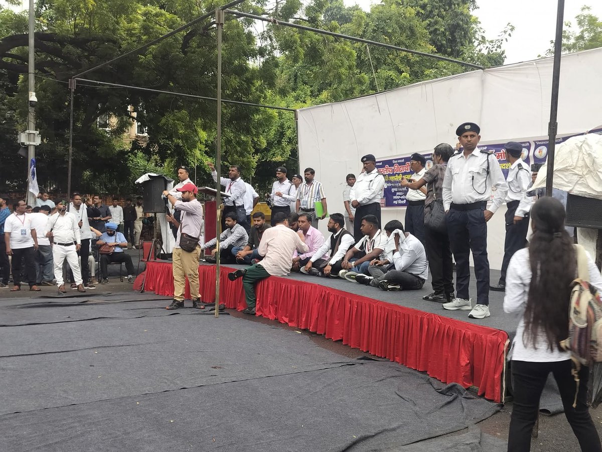 margdata8705's tweet image. भारतीय विद्यार्थी मोर्चा द्वारा 6 अक्टूबर 2025 को आयोजित 
&quot; शिक्षा बचाओ रोजगार बचाओ &quot; जनाक्रोश महारैली बारिश के बावजूद शुरू हों चुकी है
#6_october_जंतर_मंतर #6thOct_chaloDelhi #BanEVM_SaveDemocracy #चलो_दिल्ली #भारतीय_विद्यार्थी_मोर्चा