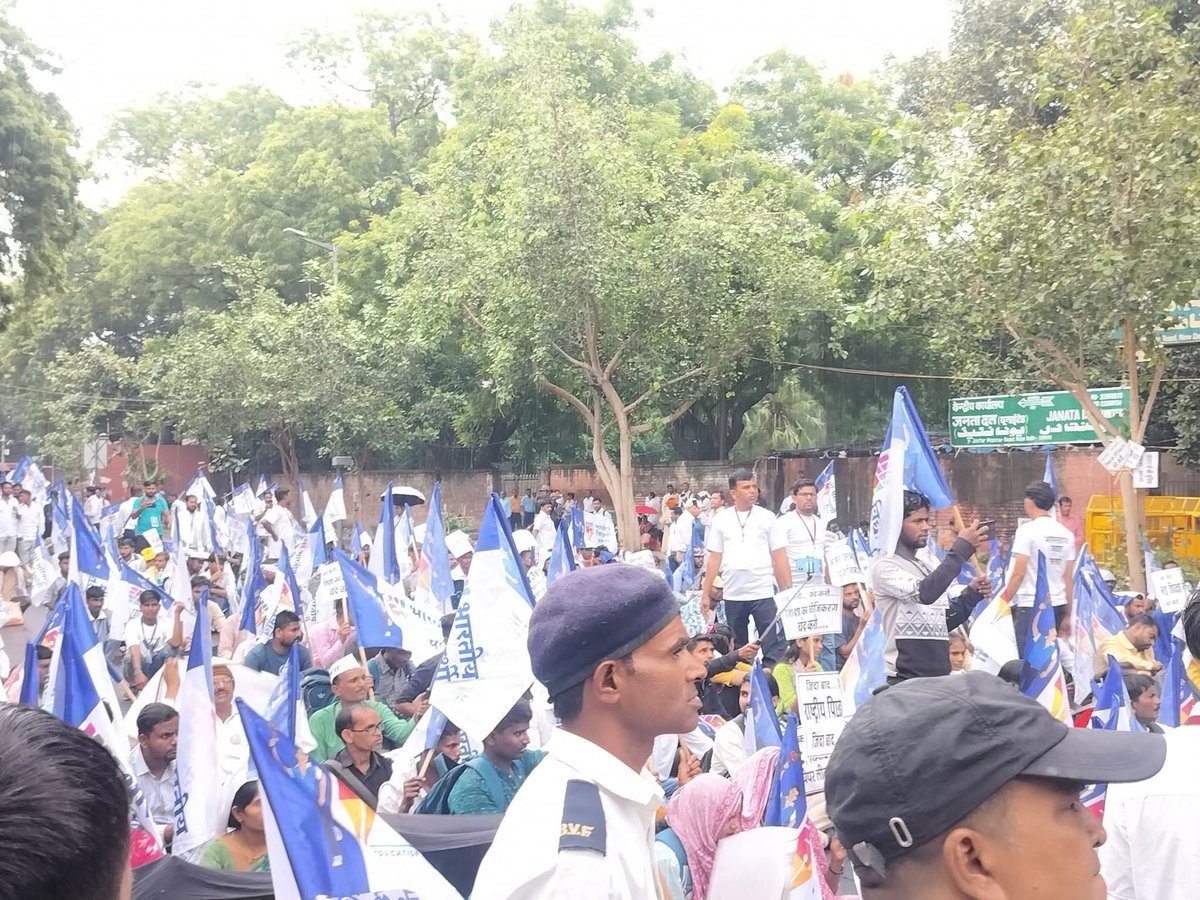 margdata8705's tweet image. भारतीय विद्यार्थी मोर्चा द्वारा 6 अक्टूबर 2025 को आयोजित 
&quot; शिक्षा बचाओ रोजगार बचाओ &quot; जनाक्रोश महारैली बारिश के बावजूद शुरू हों चुकी है
#6_october_जंतर_मंतर #6thOct_chaloDelhi #BanEVM_SaveDemocracy #चलो_दिल्ली #भारतीय_विद्यार्थी_मोर्चा